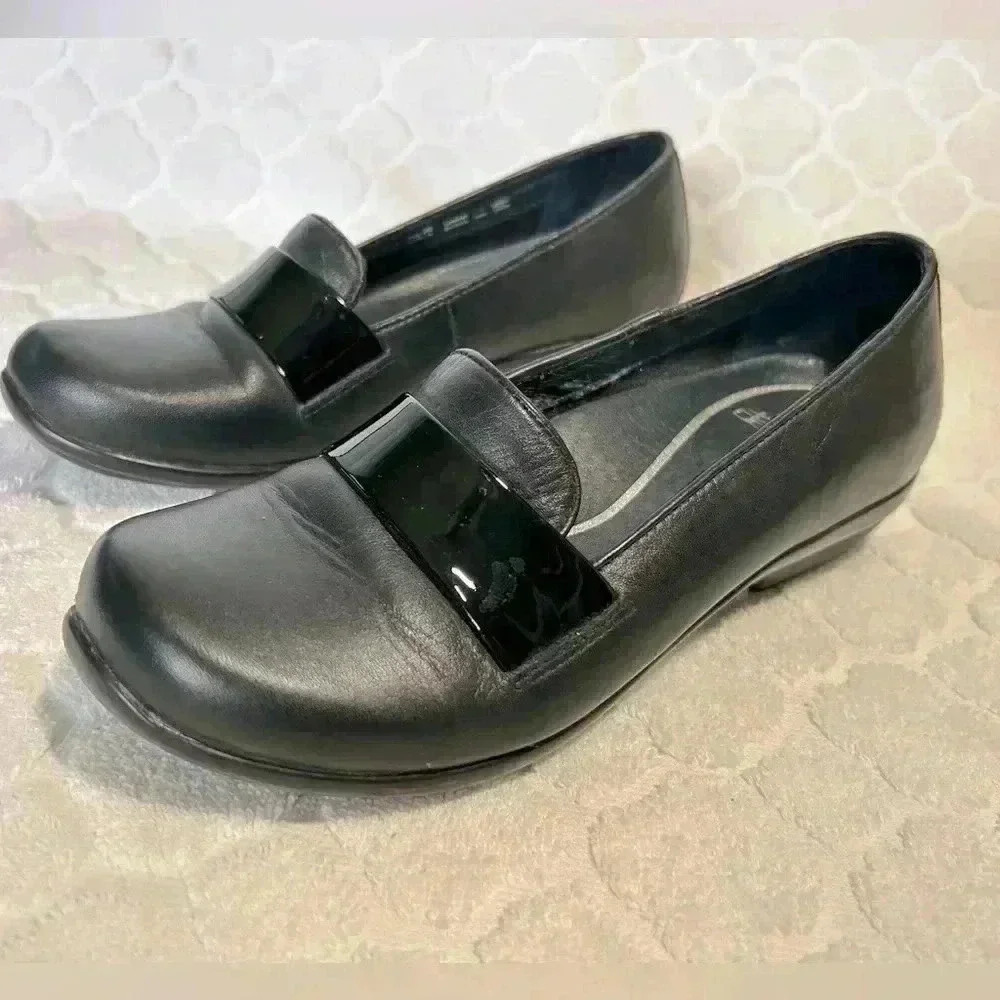 Dansko Black Leather with shiny patent detail Slip On Shoes size 36.